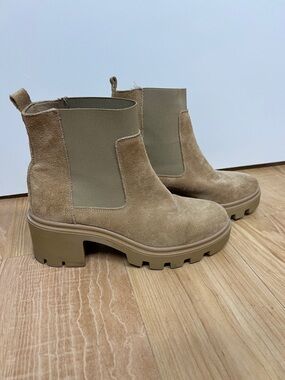 Women’s Suede Chelsea Lug Boots in Tan